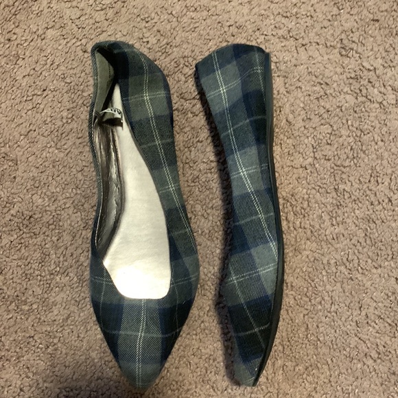 Xhilaration Flats - Picture 3 of 3